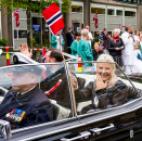 Etter seremonien dro Kongeparet og Kronprinsparet på overraskelsesbesøk rundt i Oslo, slik Kronprinsen og Kronprinsessen også hadde reist omkring i Asker tidligere på dagen. Her er Kronprinsparet i A5 utenfor barneavdelingen på Ullevål Sykehus. Foto: Lise Åserud / NTB scanpix